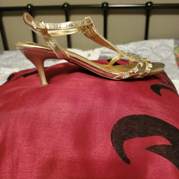 Gold sandals with glass diamonds. - Picture 5 of 5